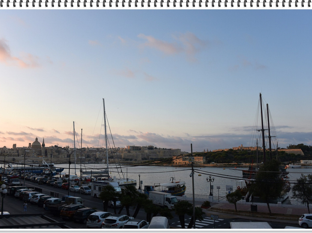 斯丽马滨海酒店主图