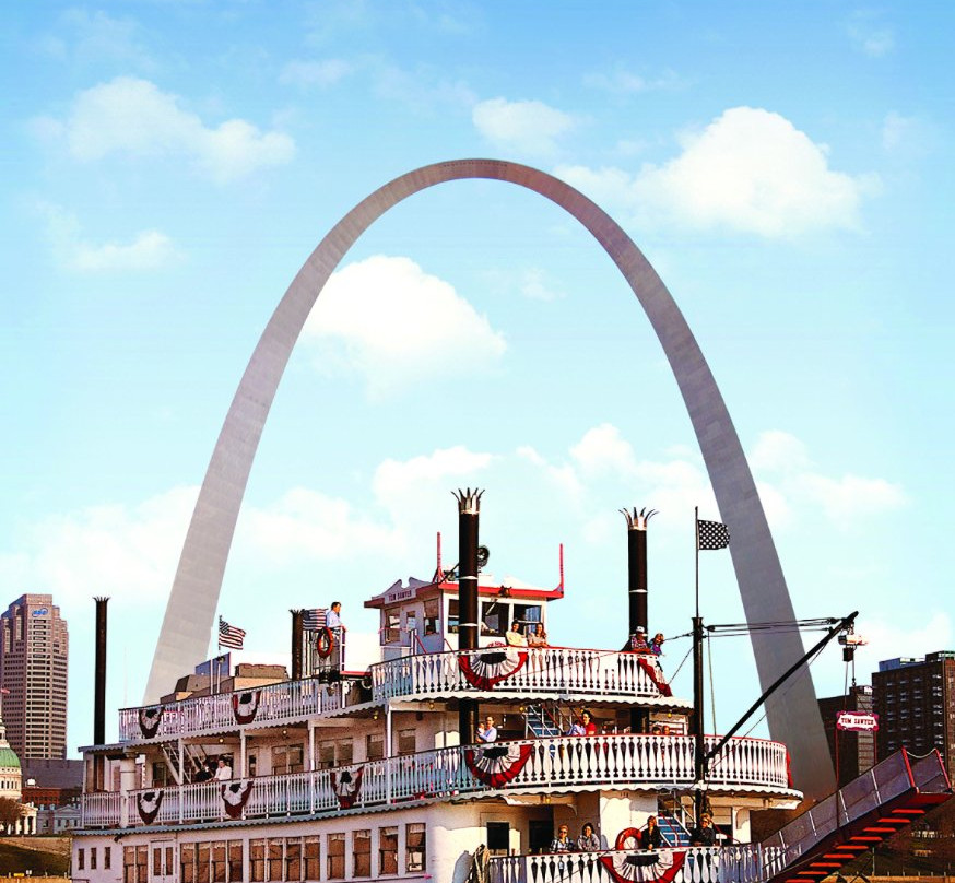 Riverboats at the Gateway Arch-圣路易斯必去景点