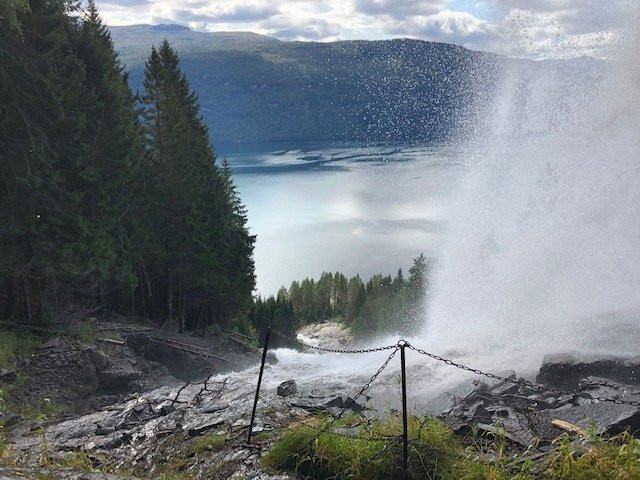 Tvinnefossen Waterfall景点图片
