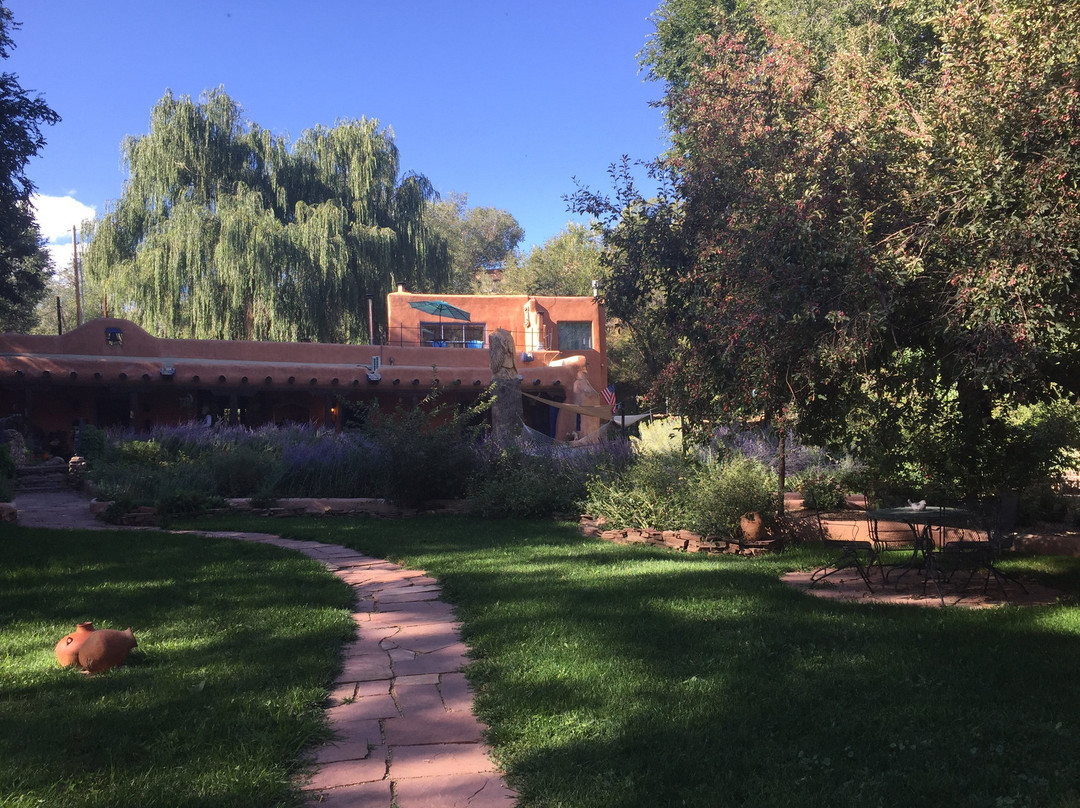 Adobe and Pines Inn B&B主图