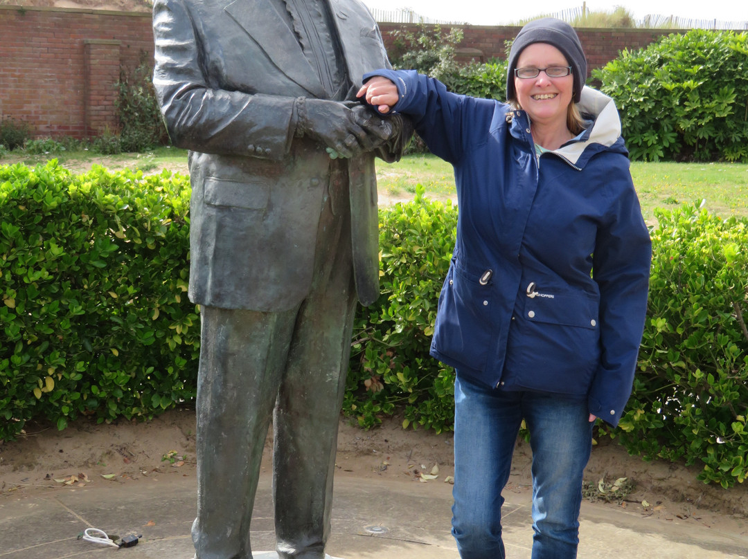 Les Dawson Memorial Statue景点图片