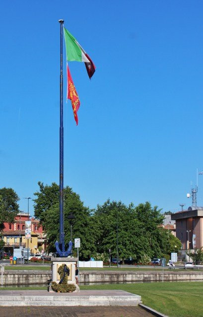 Monumento ai Caduti del mare-佩斯基耶拉德尔加尔达必去景点