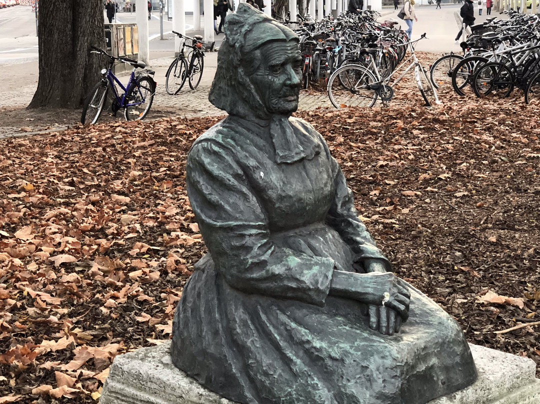 Denkmal fur Charlotte Müller-哥廷根必去景点