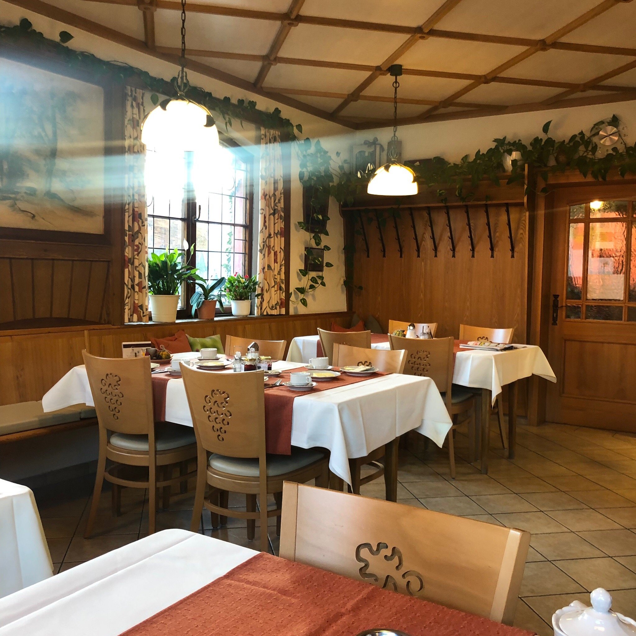 Hotel & Weingut Schwarzer Adler-官方