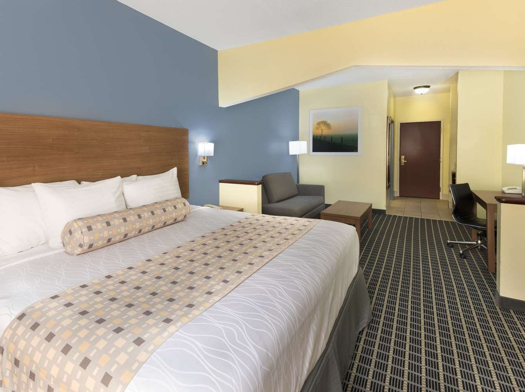 戴斯套房酒店主图