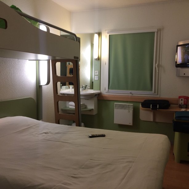宜必思快捷热内维尔阿尼埃尔酒店-酒店景观