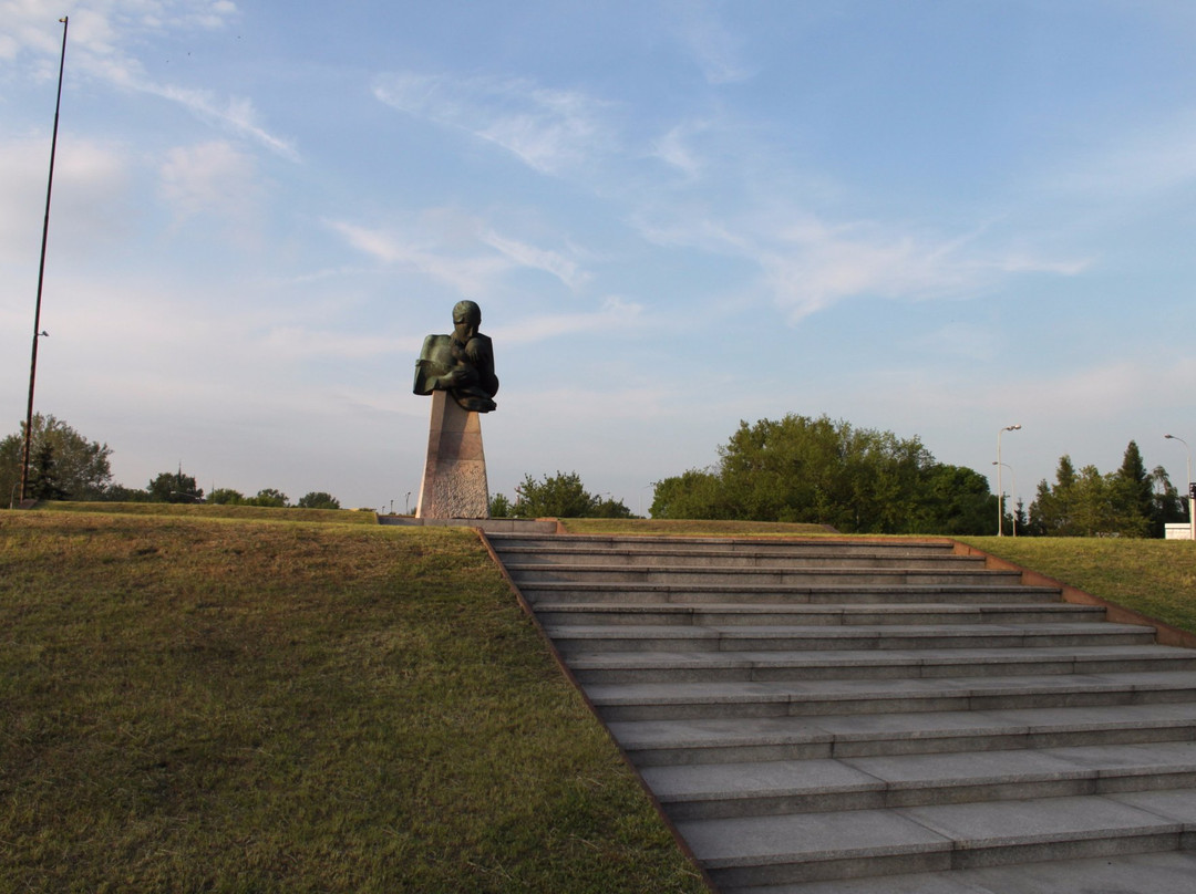 'Maternity' monument景点图片
