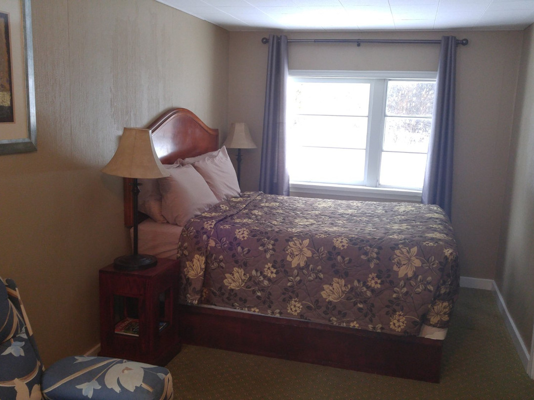 Malahat Bungalows Motel主图