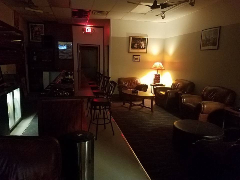 Livonia Cigar Bar, a Smokys Lounge-利沃尼亚必去景点