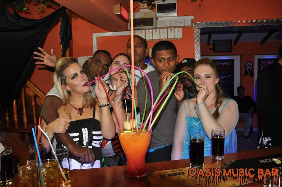 Oasis Cocktail Bar-皮拉必去景点