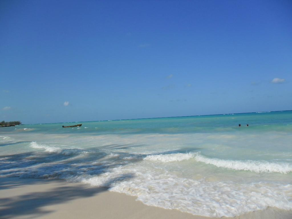 Red Stripe Beach-法尔茅斯必去景点