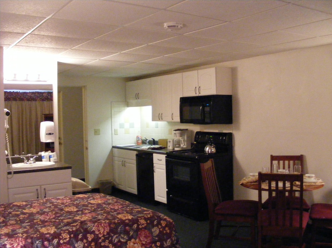 Colonial Brick Inn & Suites主图