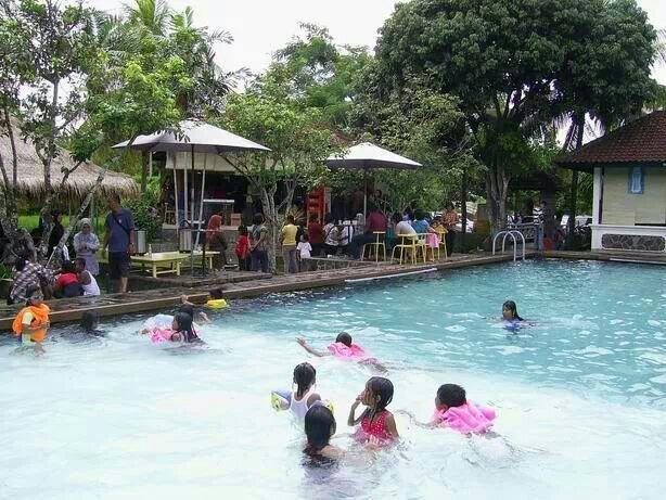 Suranadi餐馆和美食-Lesehan Kedai Liline