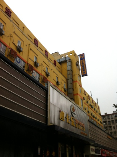 七庭酒店(南昌八一广场丁公路北地铁站店)主图