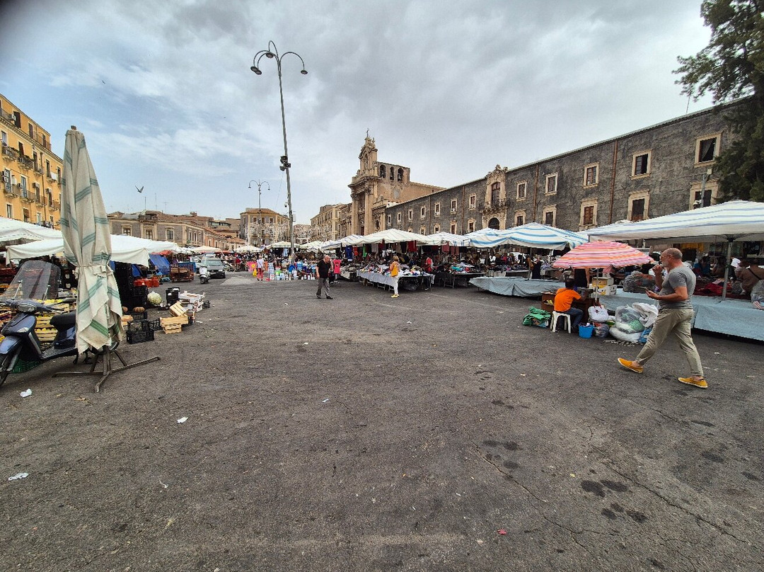 Market Fera O’Luni景点图片
