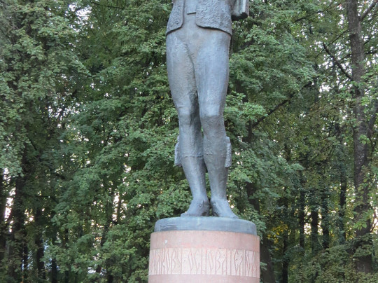 Fyodor Volkov Monument-雅罗斯拉夫必去景点
