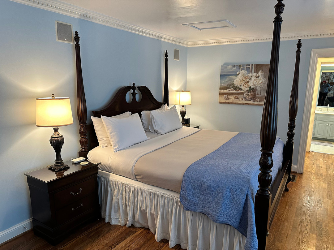 The Yellow House On Plott Creek Road主图