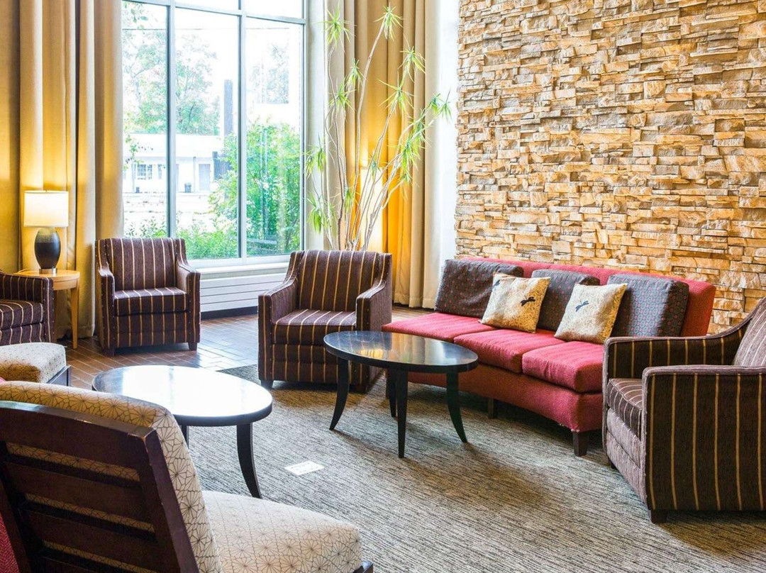 特拉弗斯城坎布里亚套房酒店主图