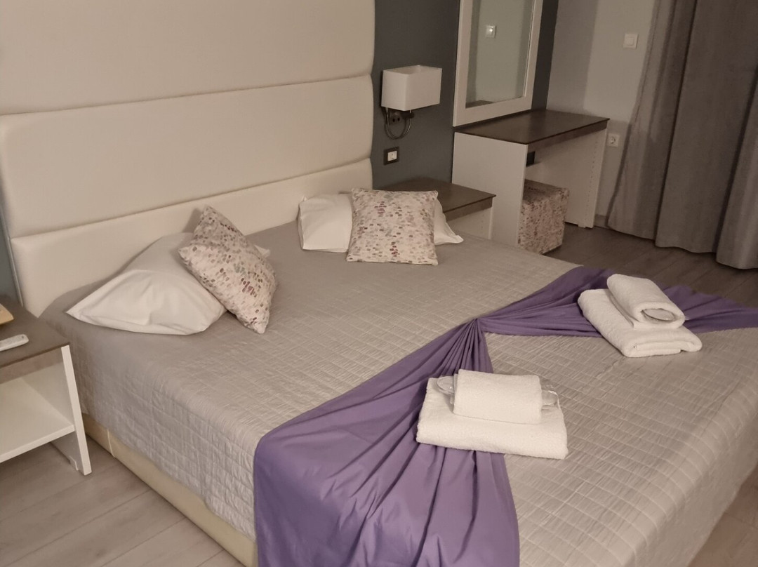 Sunrise Village Hotel主图