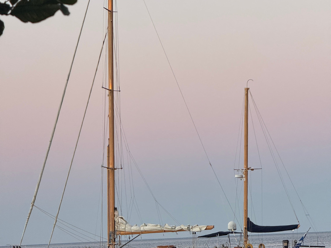 伊罗达半岛全套房酒店主图