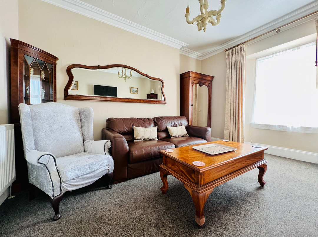 Ascot House Hotel主图