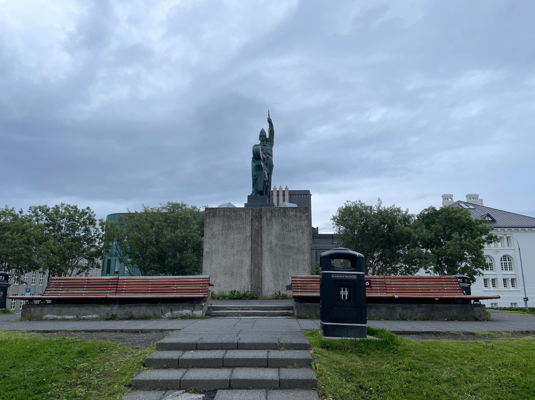 Arnarholl Statue-雷克雅未克必去景点