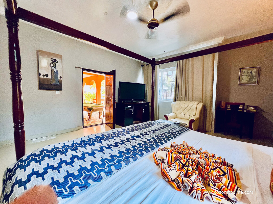 Coconut Pointe Villa & Beach Resort主图
