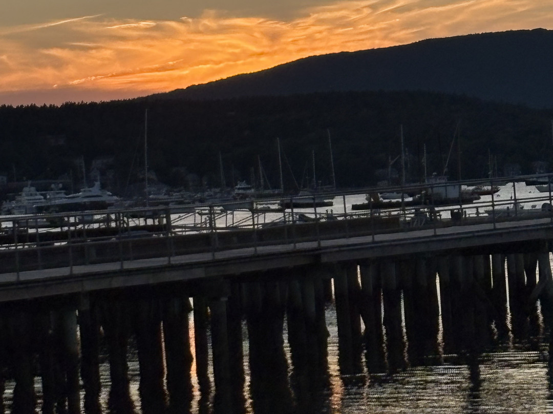 The Moorings Inn Waterfront主图