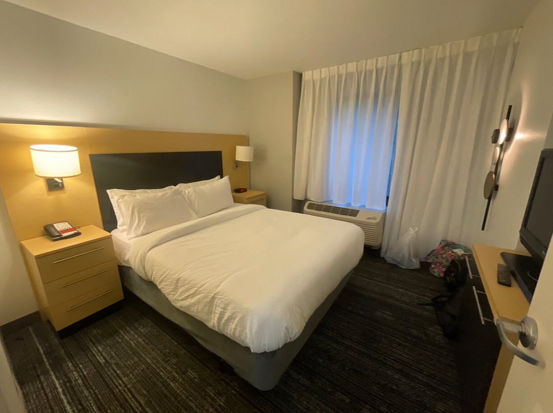 亨廷顿唐普雷斯套房酒店主图