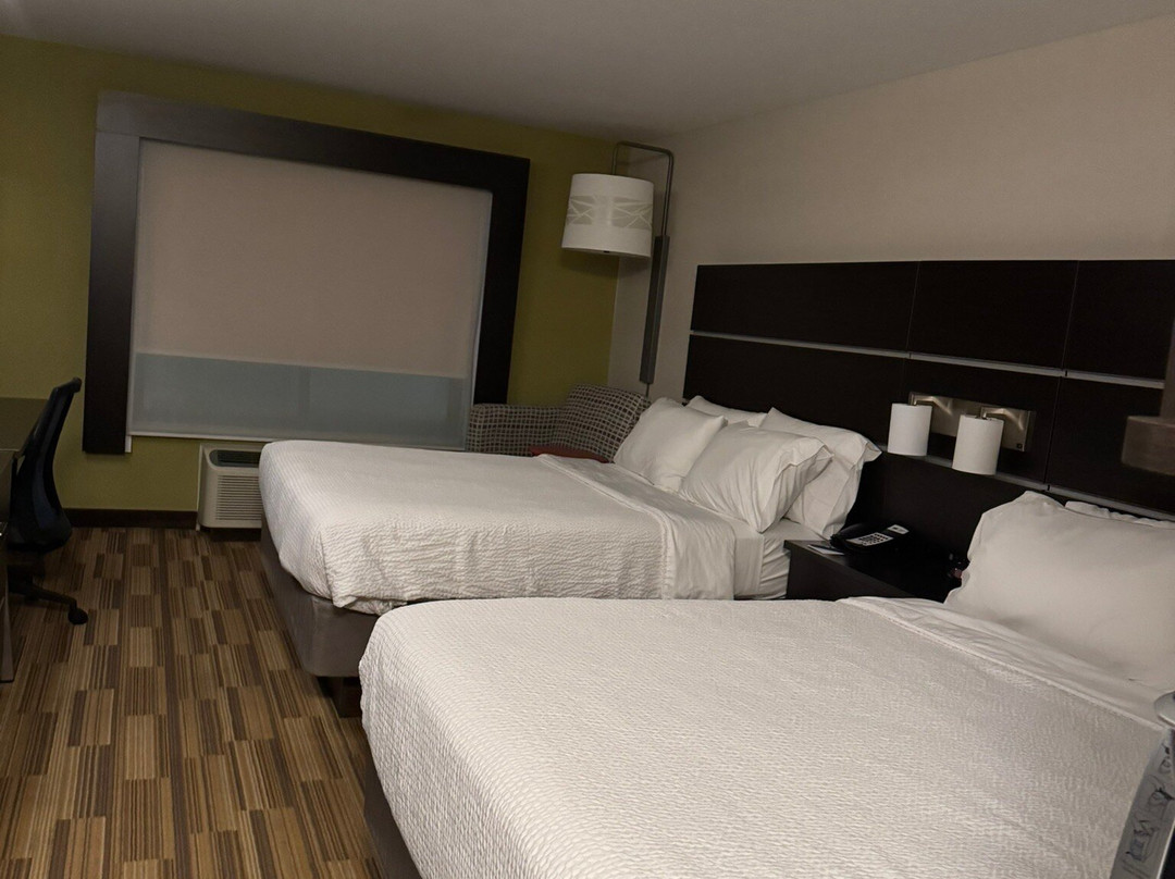 Holiday Inn Express & Suites Bismarck by IHG主图