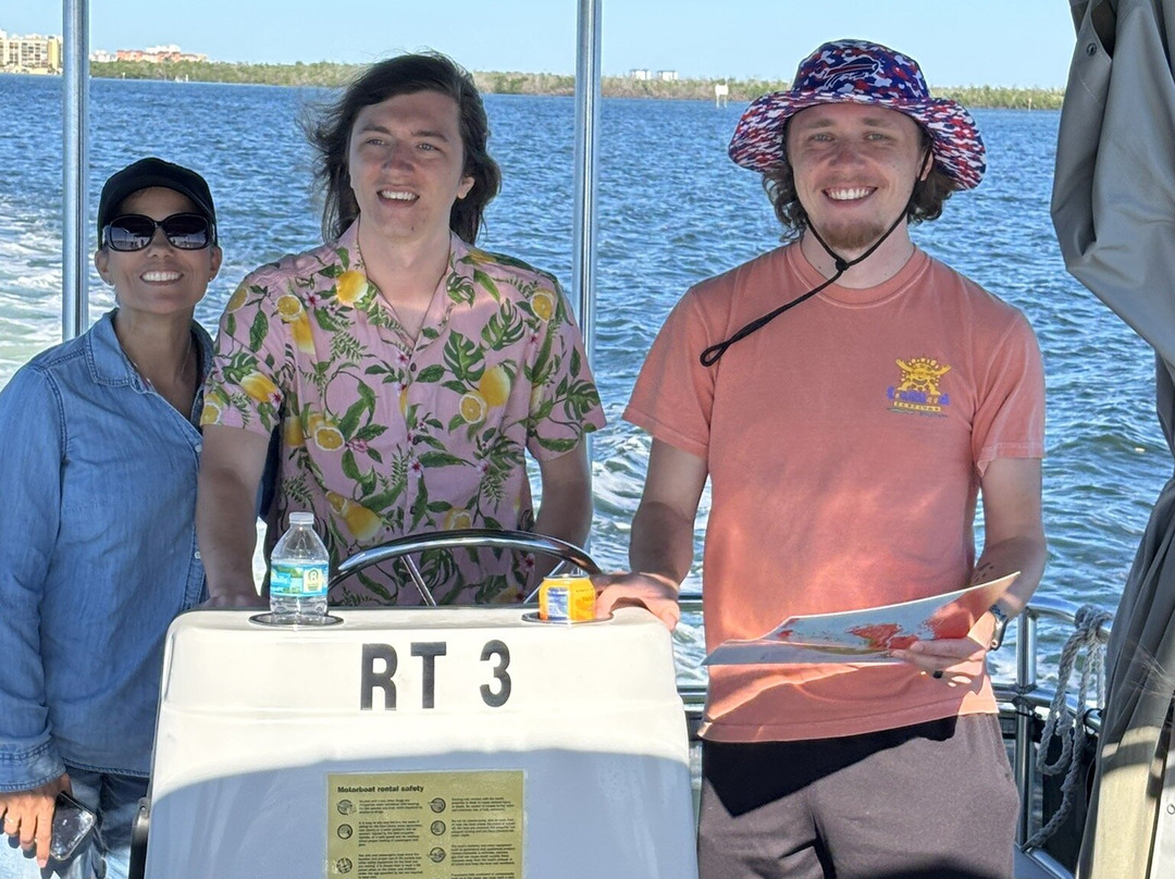 Salty Sam's Marina-迈尔斯堡海滩必去景点