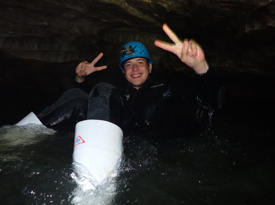 传奇黑水漂流公司-怀托摩洞穴必去景点