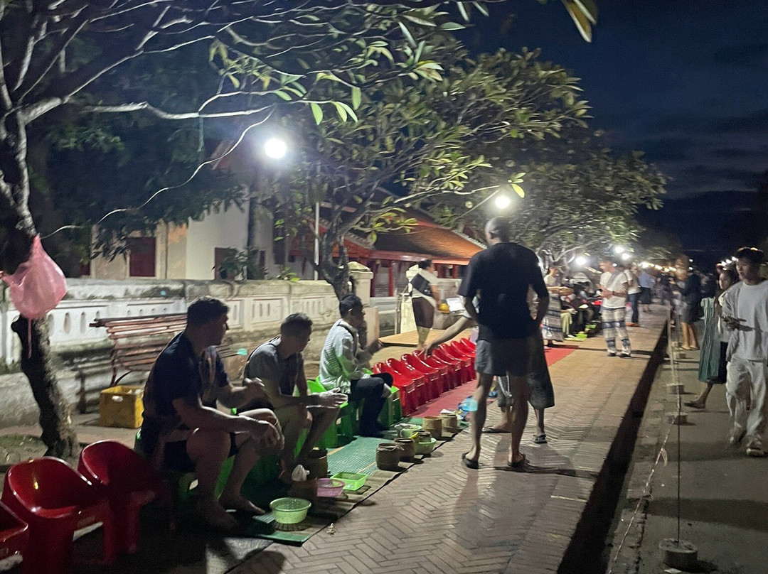 布施仪式-琅勃拉邦必去景点