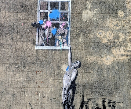 Banksy's Well Hung Lover-布里斯托尔必去景点