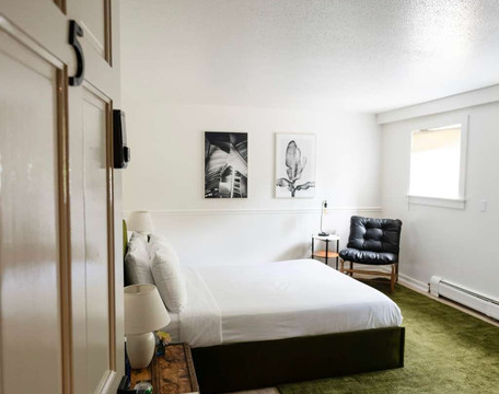 The ButtonBall Inn主图