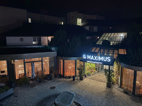 玛克西姆斯度假酒店主图