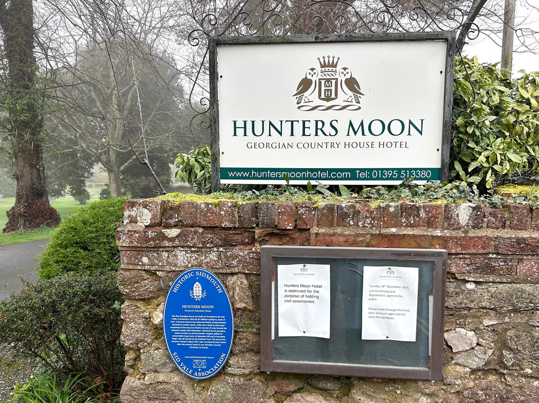 猎人月亮酒店主图