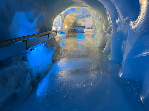 Titlis Glacier Cave-恩格尔贝格必去景点
