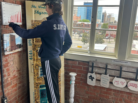 The World's Littlest Skyscraper-威奇托福尔斯必去景点