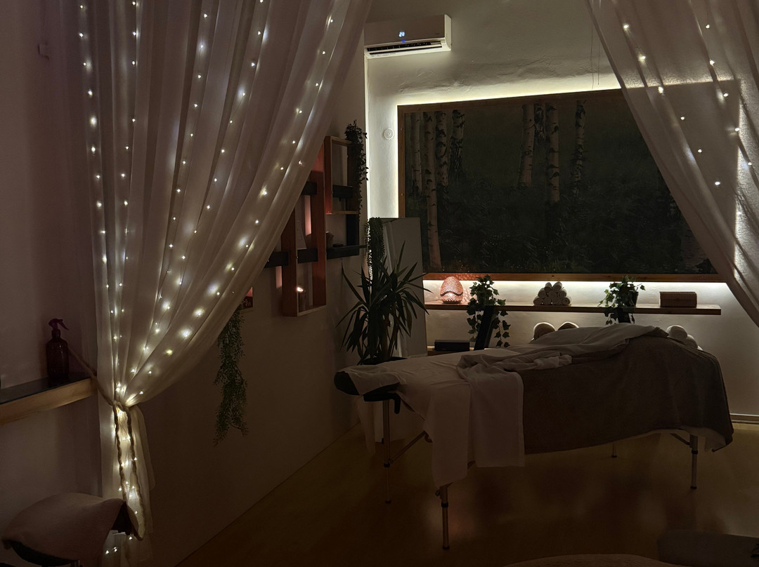 Agigma Massage & Therapies-雷斯蒙必去景点