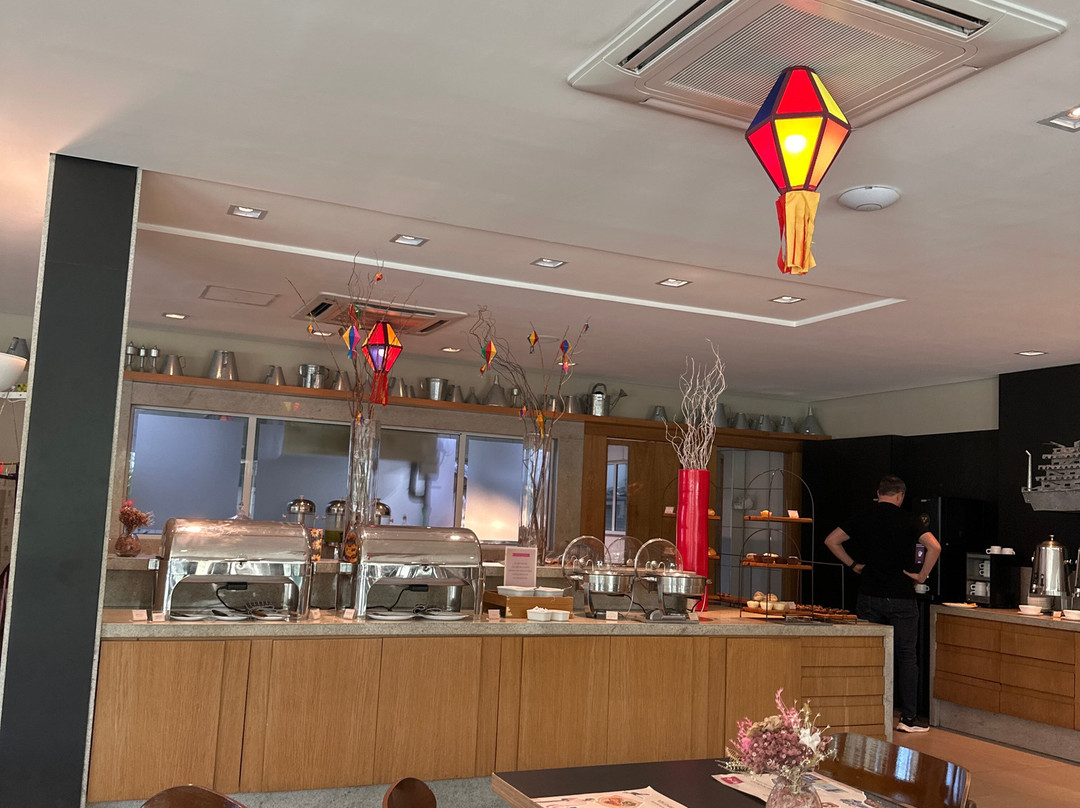 鲁阿酒店主图