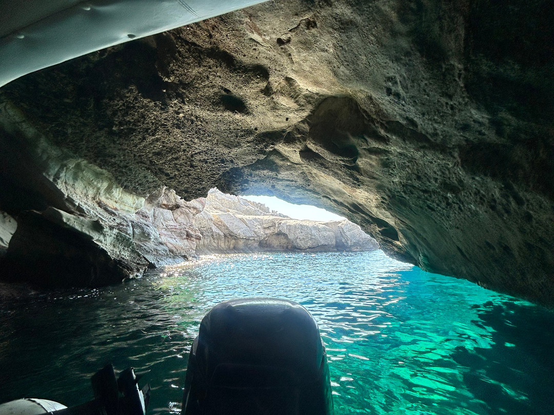 Rent Boat Milos-Adamas必去景点