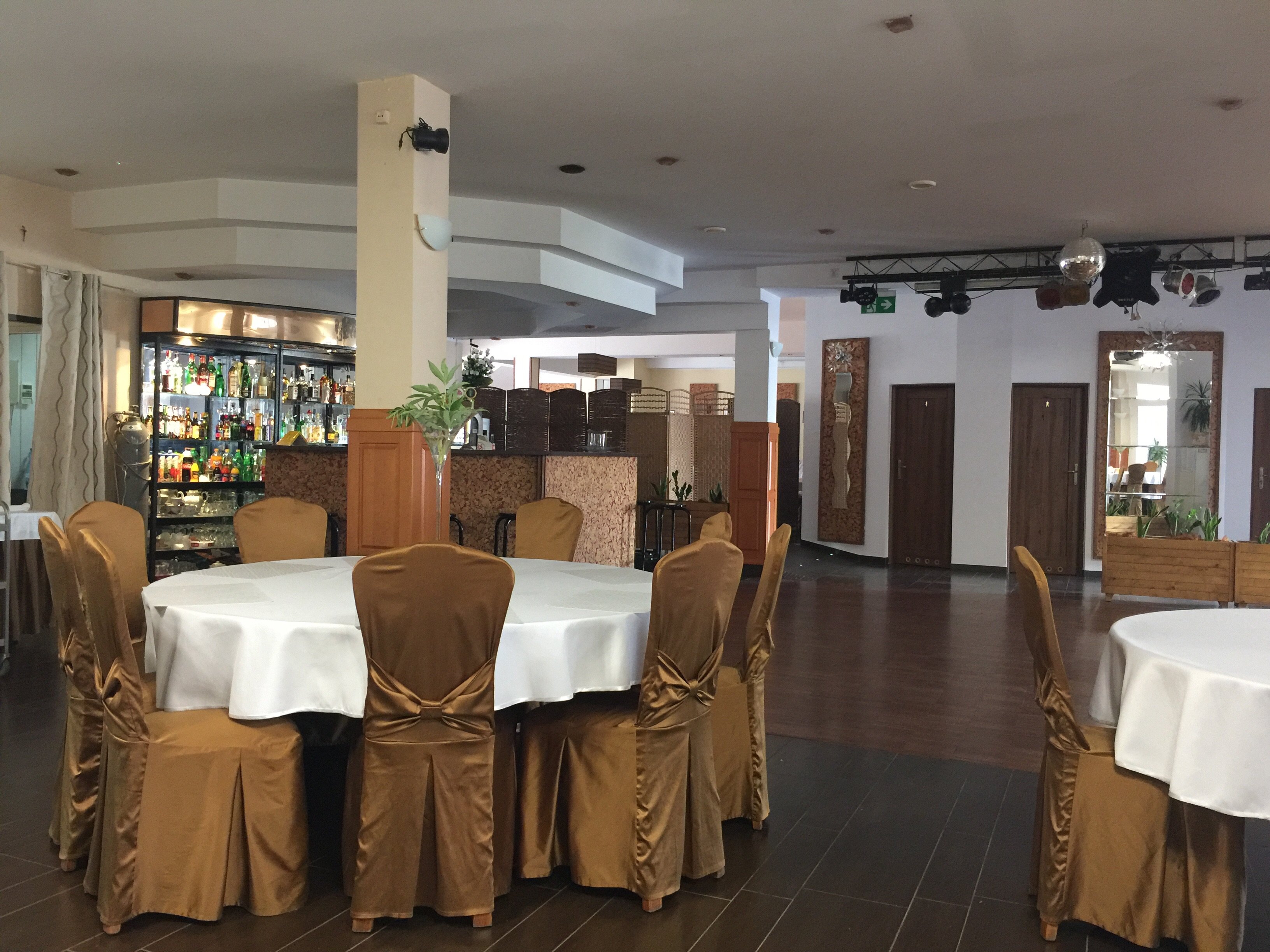 First Hotel & Restaurant-官方