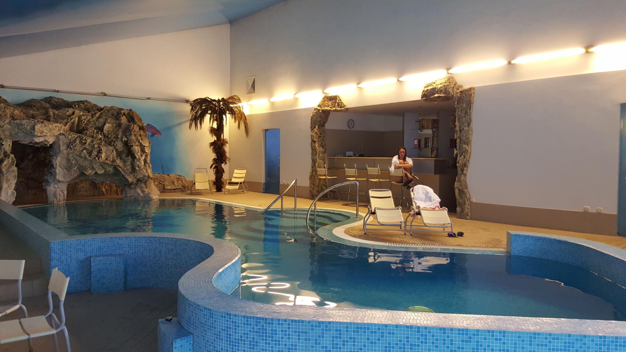 Hotel Uralski Dvor-泳池