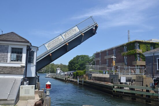 Woods Hole Drawbridge景点图片