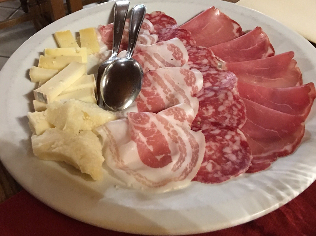 Sotto il Monte Giovanni XXIII餐馆和美食-Ristorante Pizzeria La Taverna di Formenti Paolo