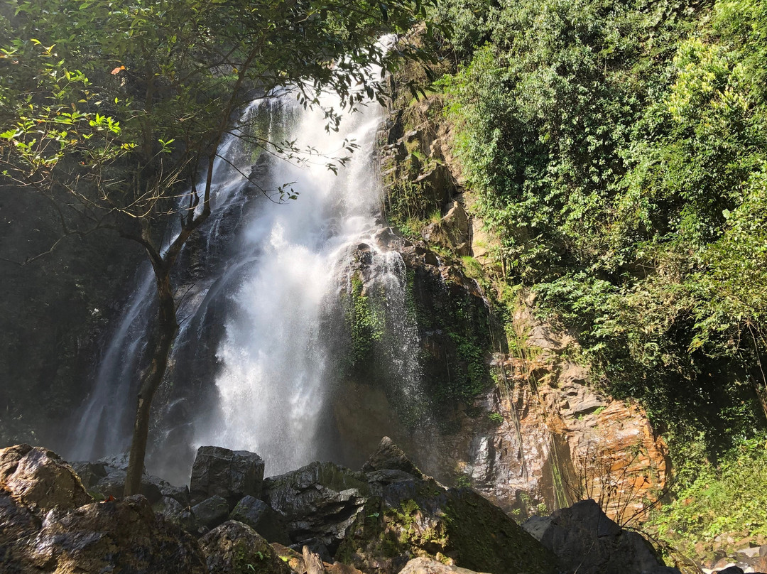 Chaloem Phra Kiat Ro Kao Waterfall景点图片