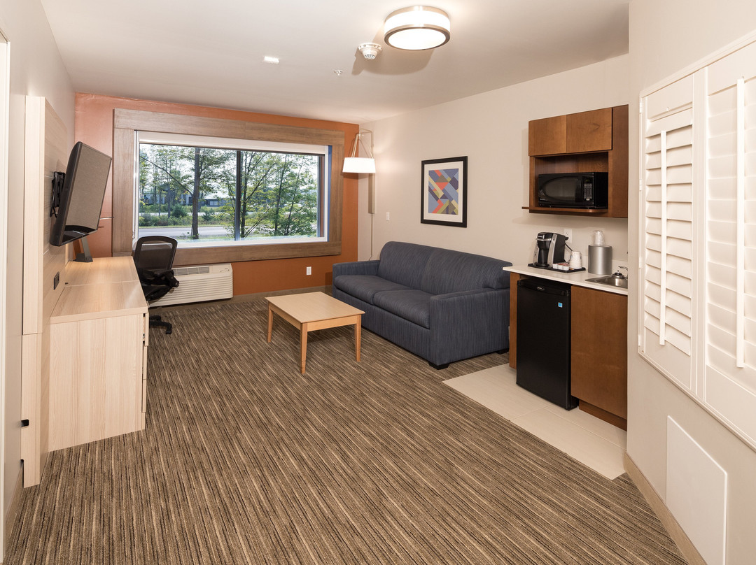 贝城快捷假日&套房酒店主图