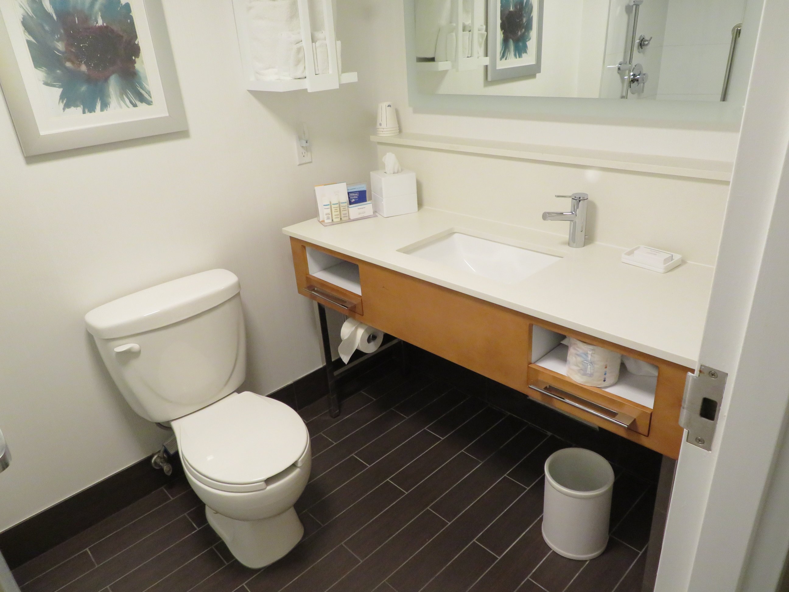 温哥华市区欢朋套房酒店-浴室