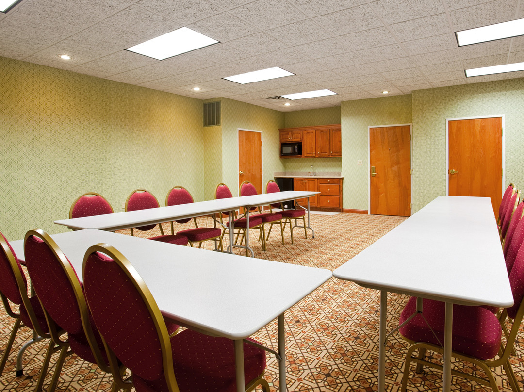 戈申快捷假日&套房酒店主图